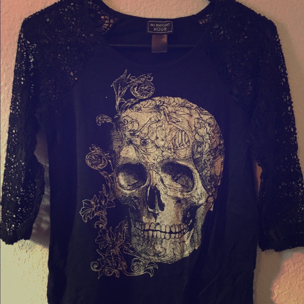 Goth skull and lace sleeve top